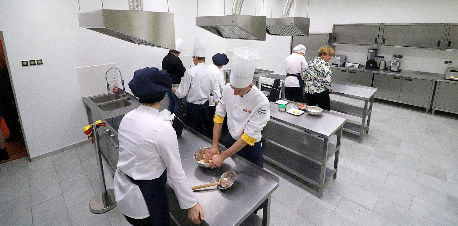 Pakość.online - Dostali kuchnię za 65 tysięcy złotych