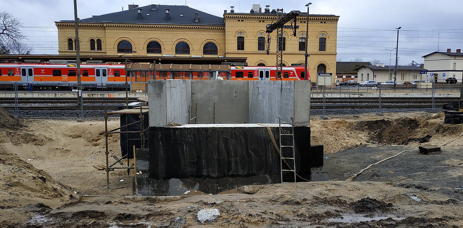 Inowrocław - Trwa budowa tunelu pod dworcem