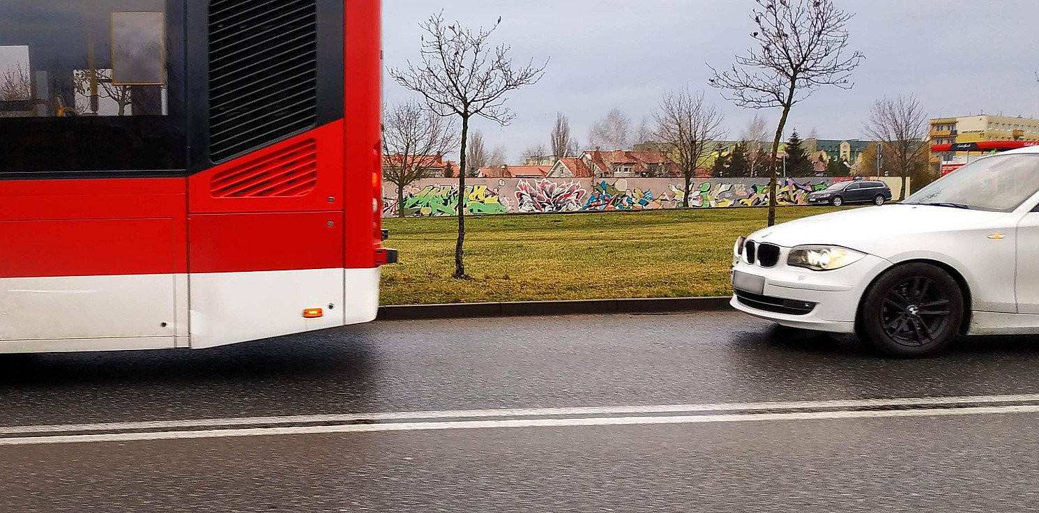 Inowrocław - Zderzenie miejskiego autobusu z BMW