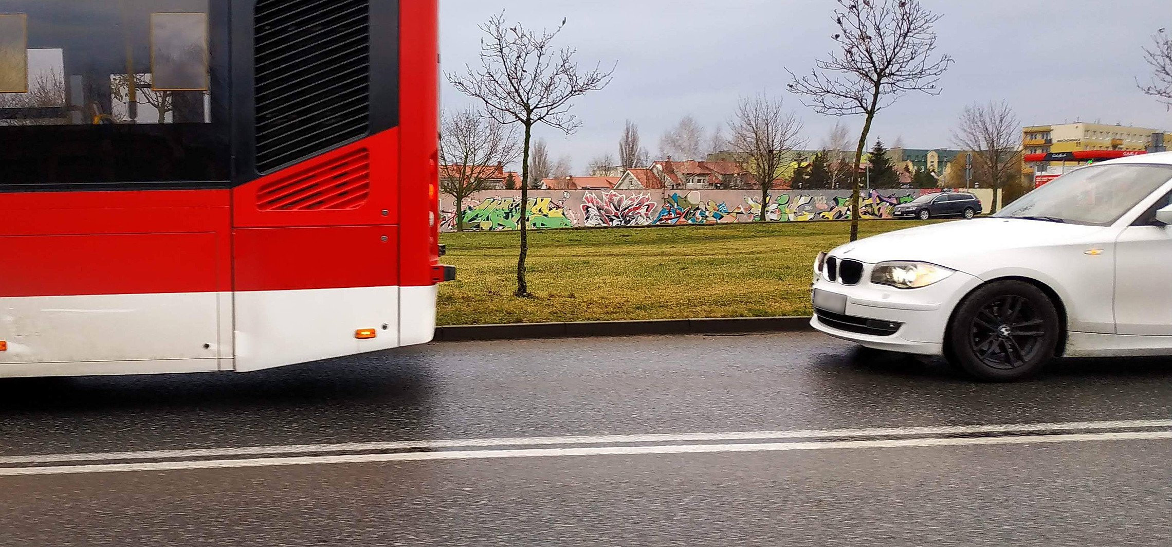Inowrocław - Zderzenie miejskiego autobusu z BMW