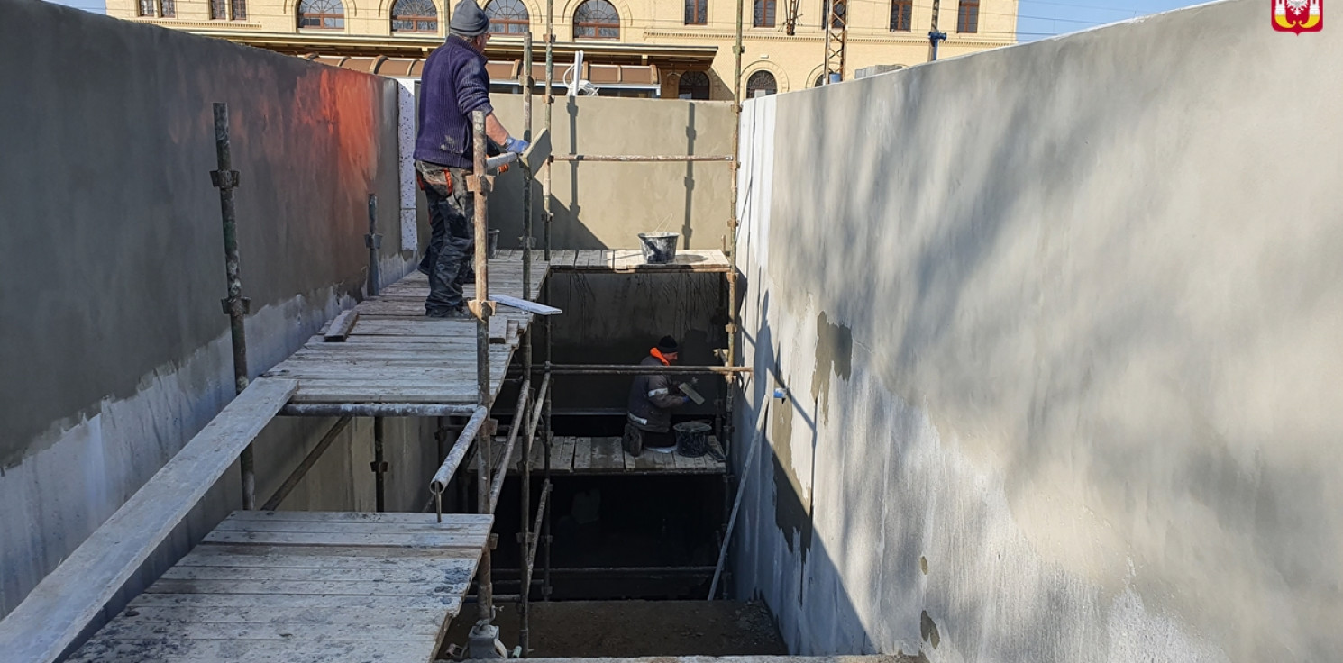 Inowrocław - Trwa budowa tunelu pod dworcem i parkingu