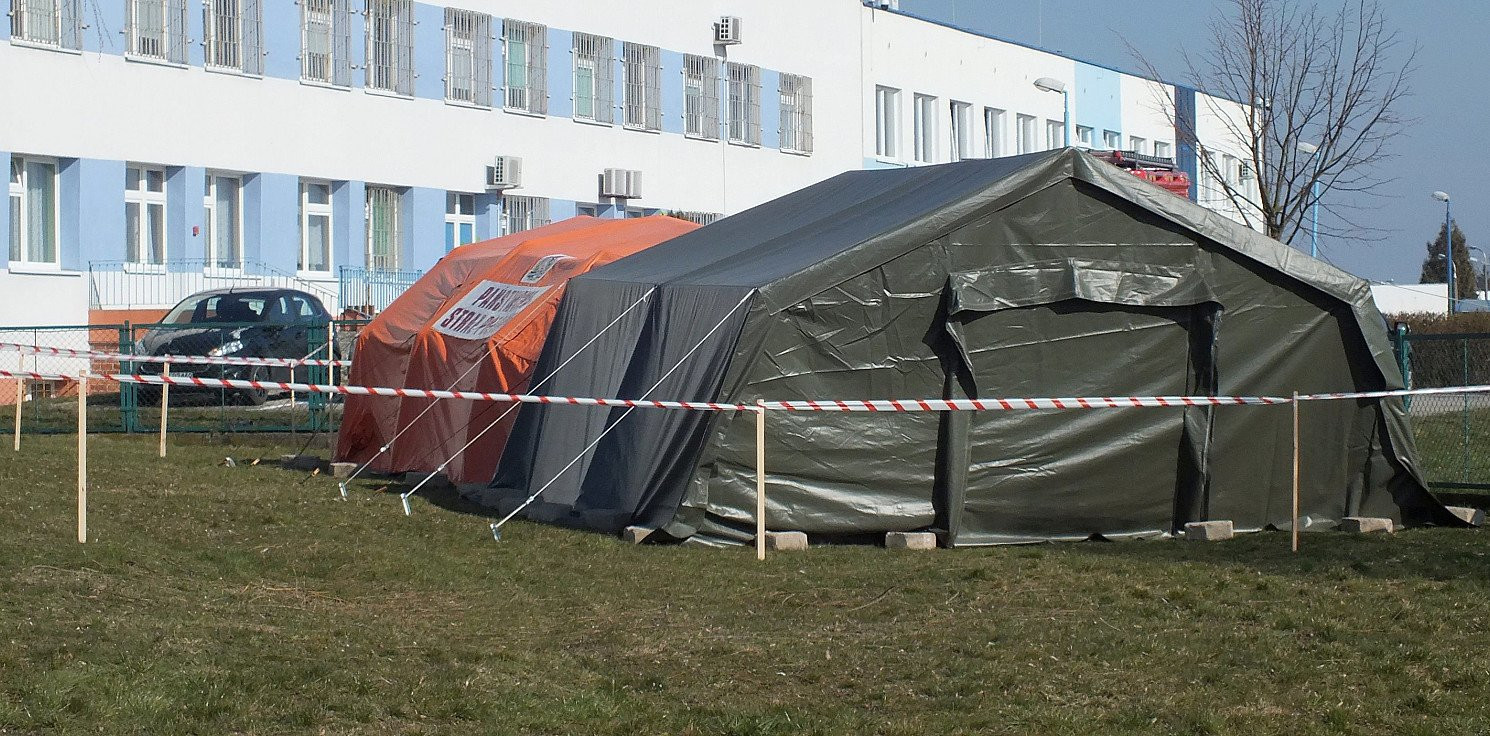 Inowrocław - Strażacy rozstawili namioty pod szpitalem