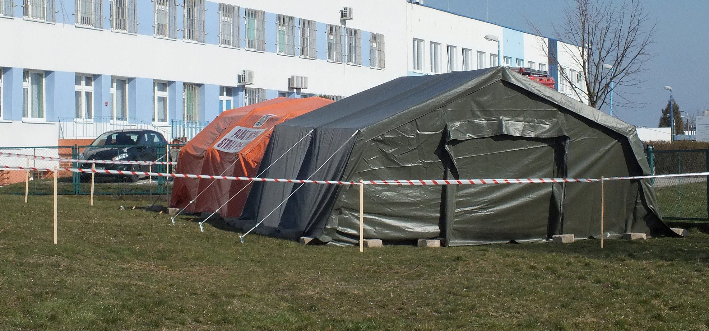 Inowrocław - Strażacy rozstawili namioty pod szpitalem