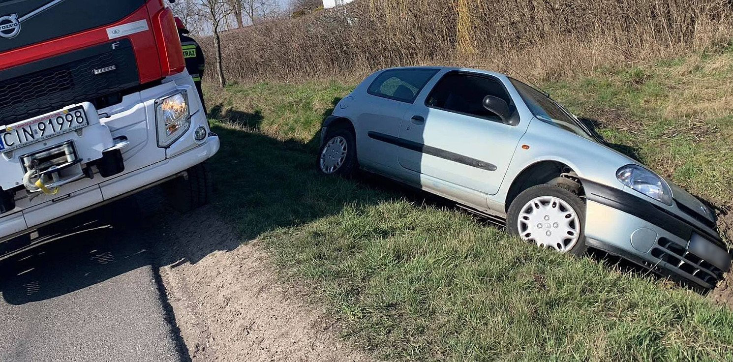 Gmina Inowrocław - Renault wjechało do rowu