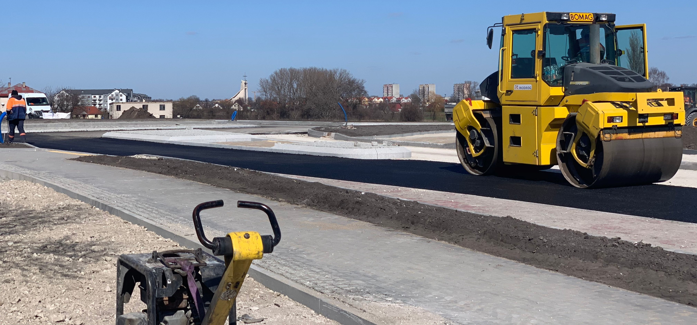 Inowrocław - Na nowym rondzie kładą asfalt