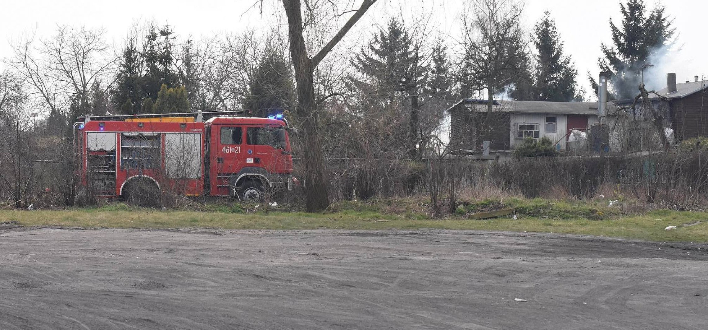 Inowrocław - Strażacy gaszą pożar altany ogrodowej