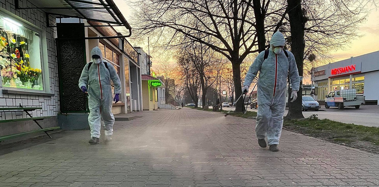 Janikowo.online - W Janikowie opryskują chodniki, parkingi...