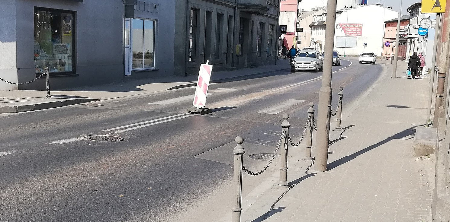 Kruszwica.online - Plama oleju na krajówce przez... studzienkę