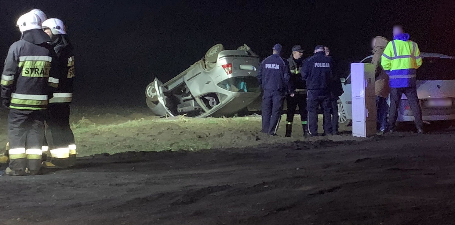 Pakość.online - Dachowanie auta na drodze do Pakości