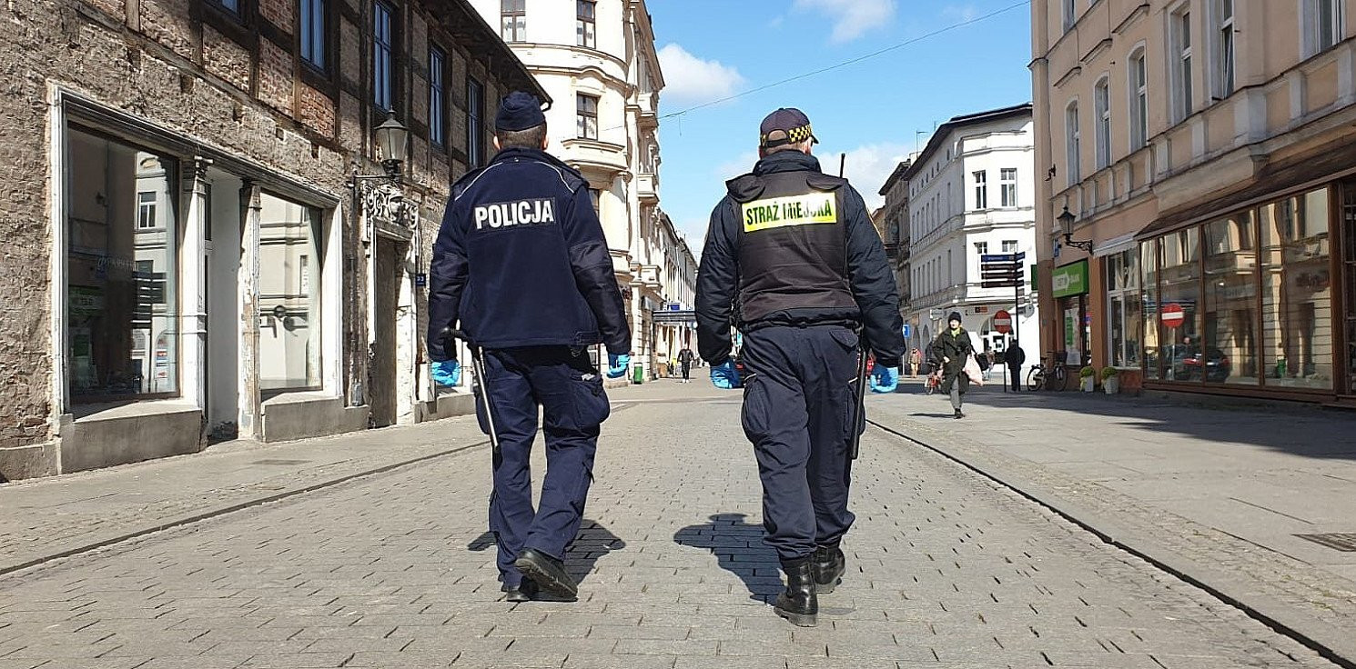Inowrocław - Patrolują ulice, wygłaszają komunikaty