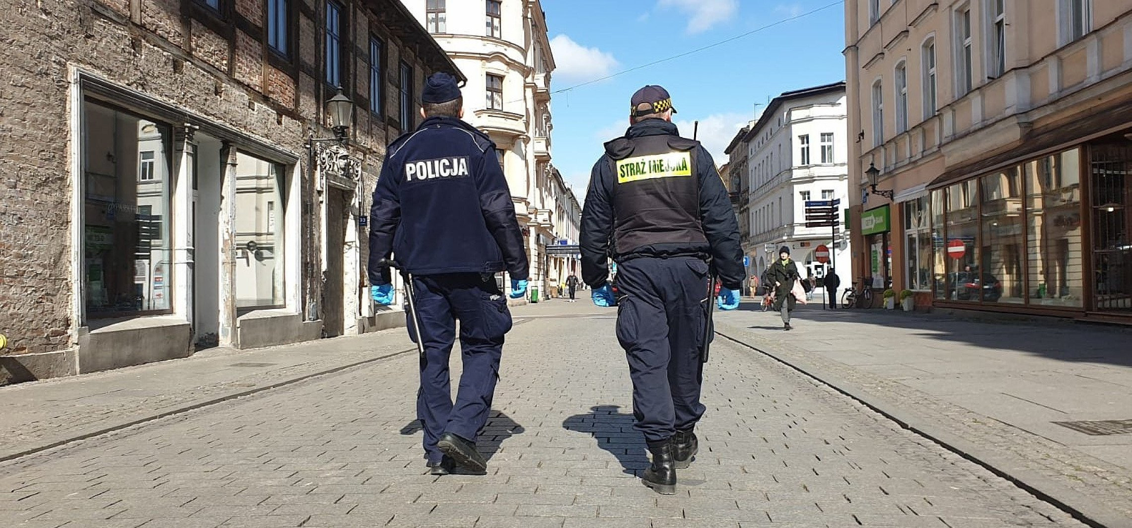 Inowrocław - Patrolują ulice, wygłaszają komunikaty