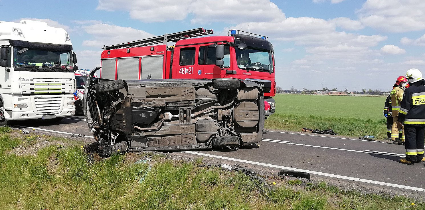 Kruszwica.online - Niedaleko Kruszwicy dachowało BMW. Są poszkodowani
