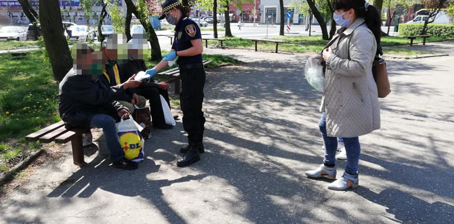 Inowrocław - Bezdomni dostali maseczki. Innej pomocy nie chcą