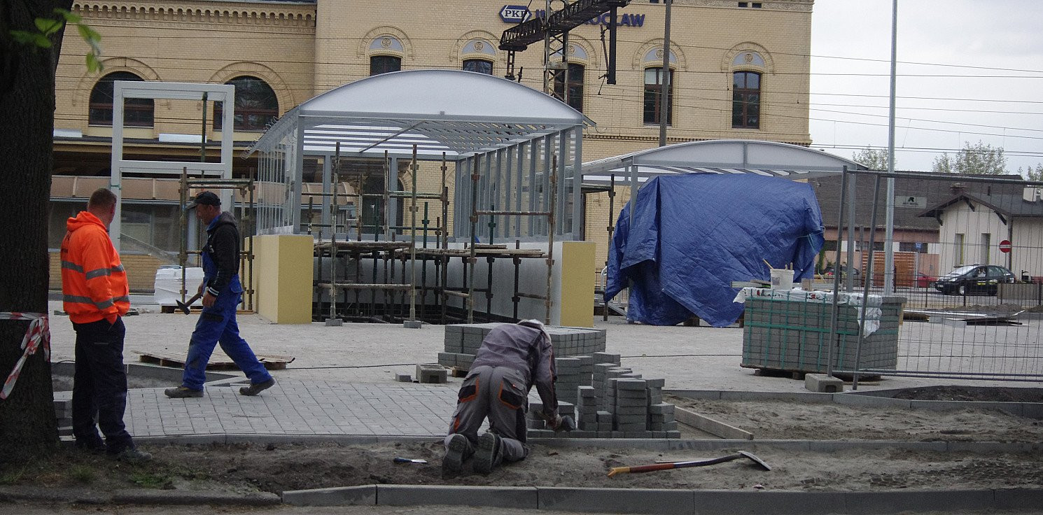 Inowrocław - Trwa budowa tunelu i parkingu przy dworcu