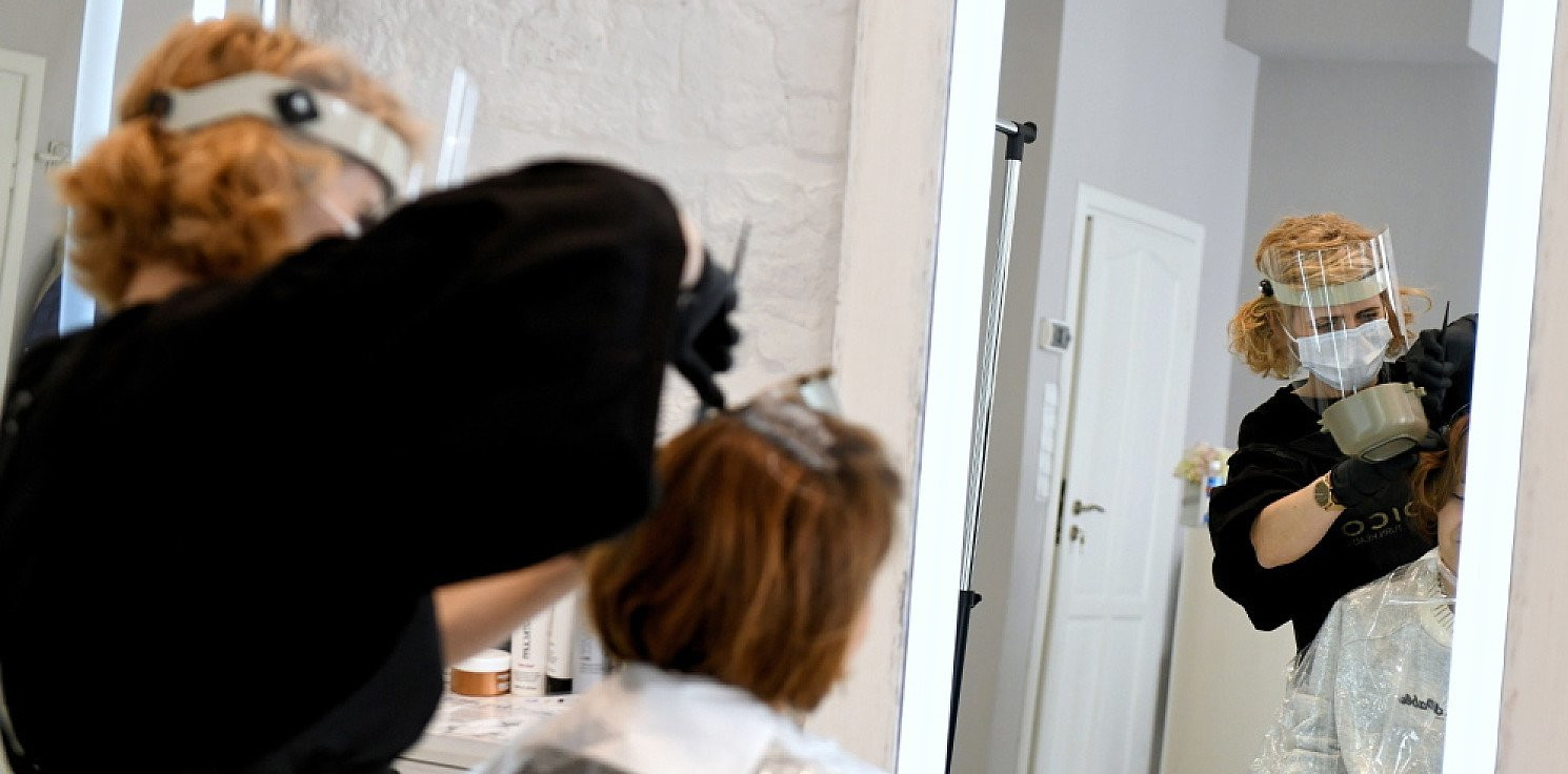 Kraj - Ponad połowa klientów wróciła do salonów kosmetycznych i fryzjerskich