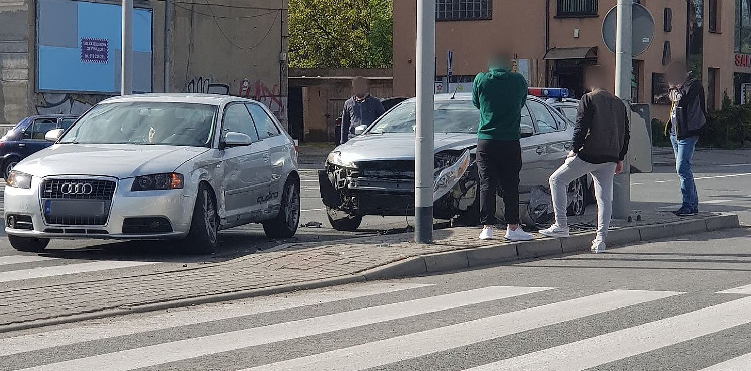 Inowrocław - Zderzenie dwóch aut w centrum miasta