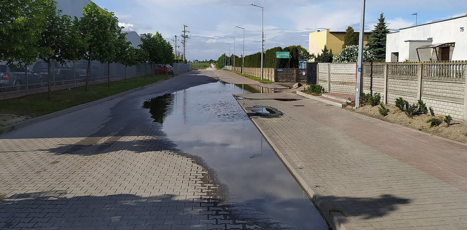 Inowrocław - Gigantyczna kałuża na Wiejskiej