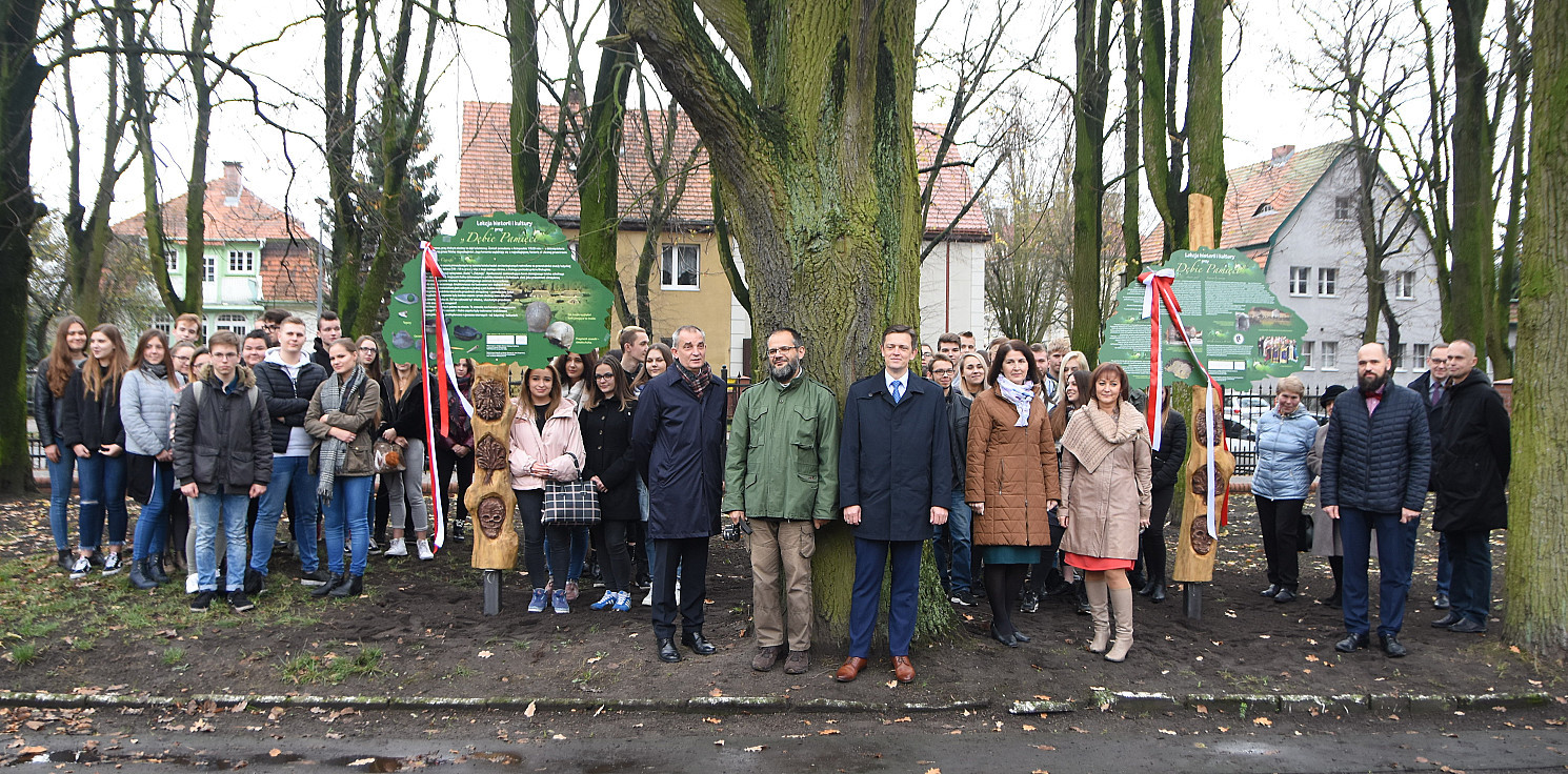 Inowrocław - Odsłonili tablice przy "Dębie pamięci"