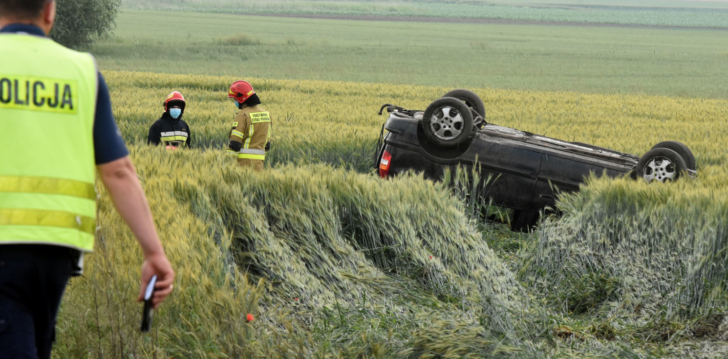 Region - Koło Parchania opel zakończył jazdę w polu