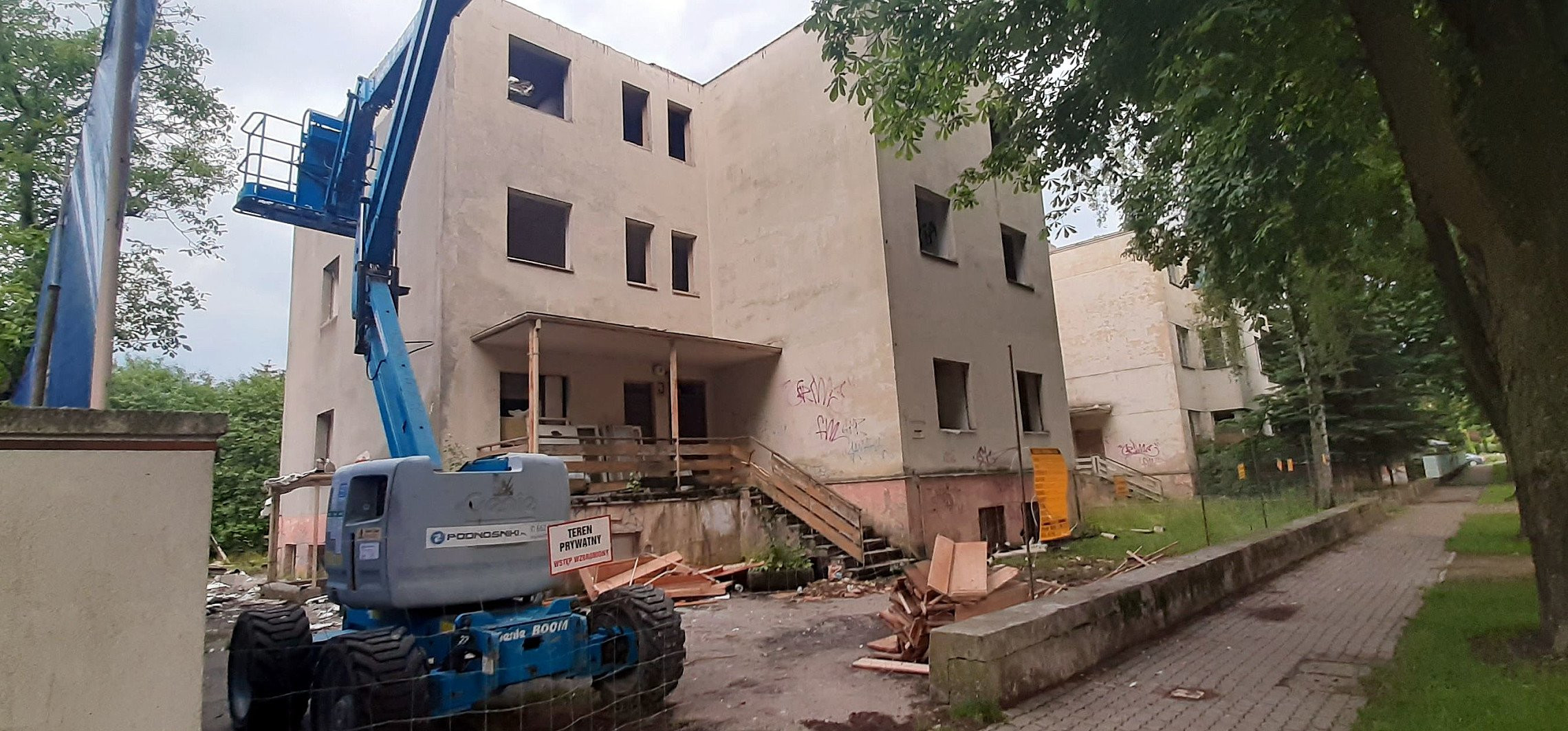 Inowrocław - Ruszyła rozbiórka części dawnego sanatorium