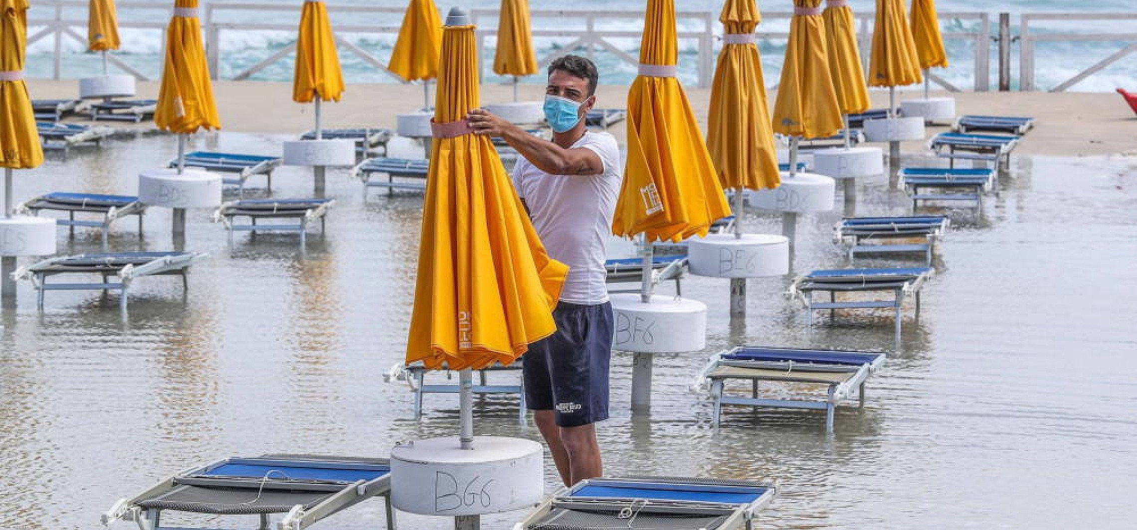 Włochy: dzień na plaży kosztuje w roku pandemii więcej nawet o 30 procent