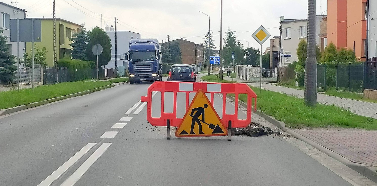 Inowrocław - Uwaga kierowcy, wyrównują studzienki