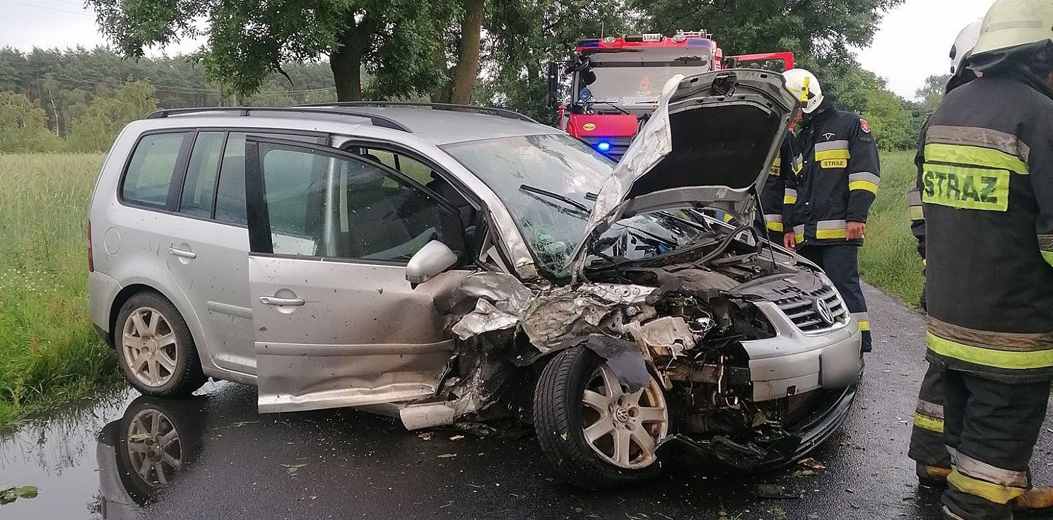 Rojewo - Volkswagen uderzył w drzewo