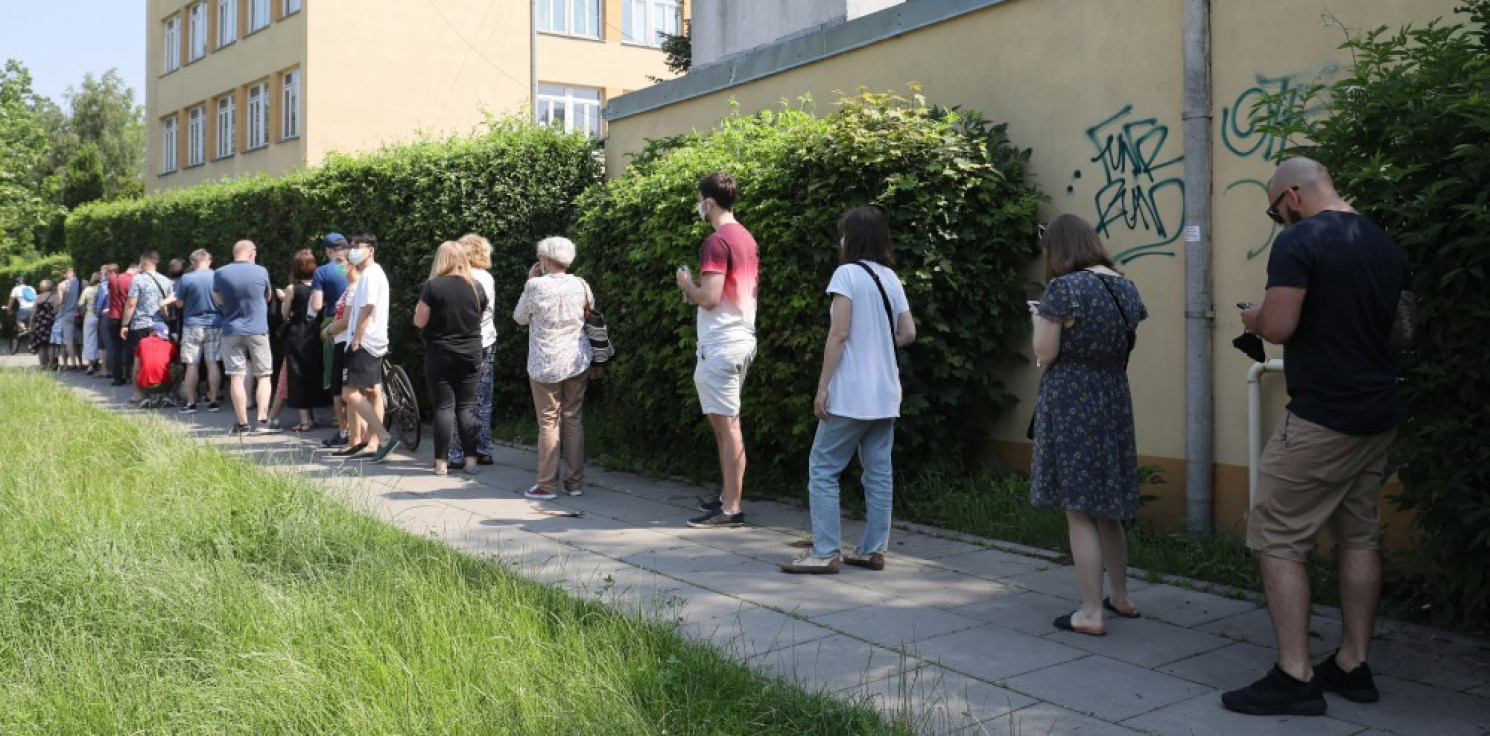Kraj - Exit poll Ipsos: Duda i Trzaskowski zmierzą się w II turze wyborów prezydenckich