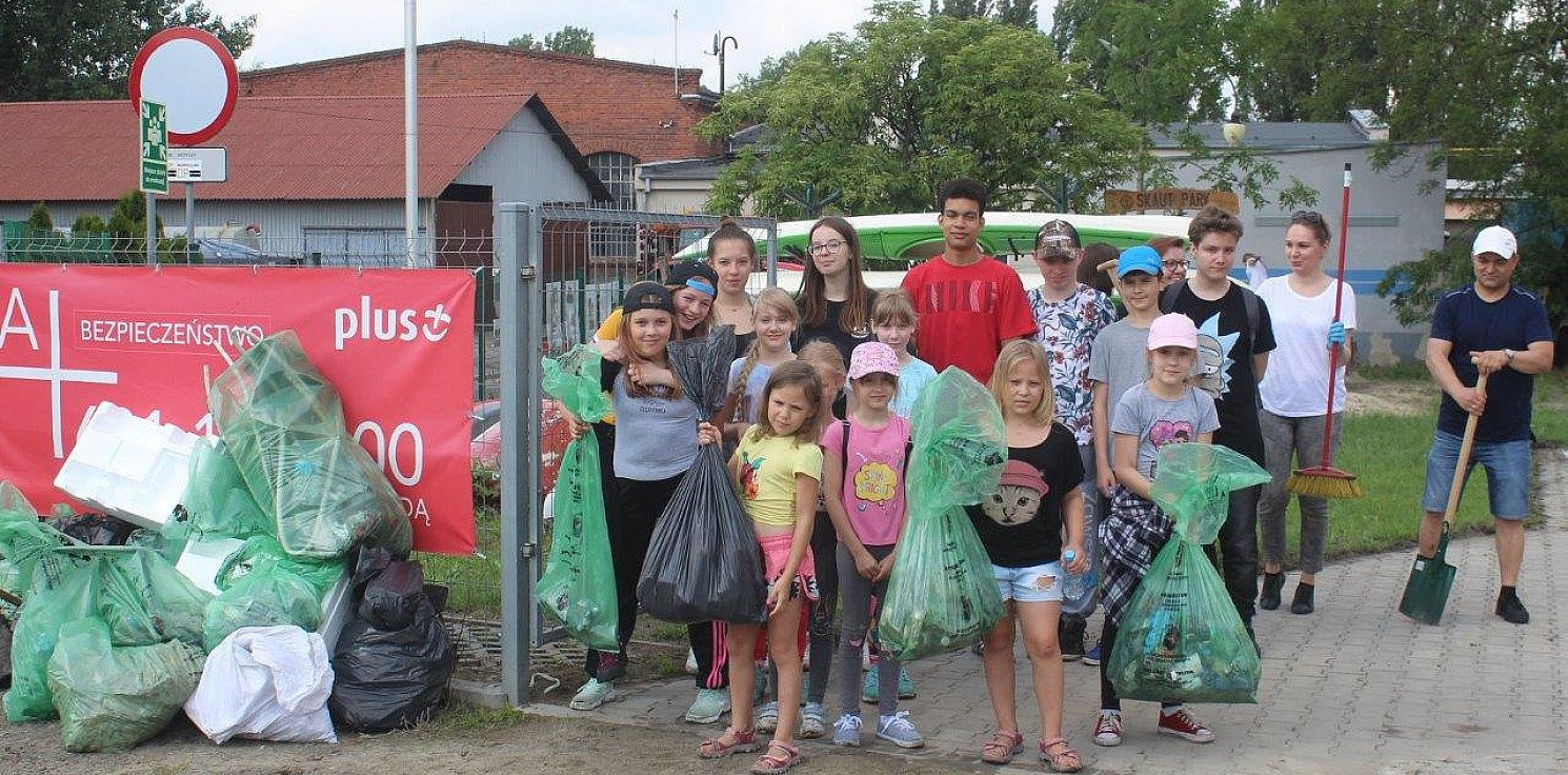 Inowrocław - Sprzątali rzekę Noteć, zebrali 26 worków śmieci