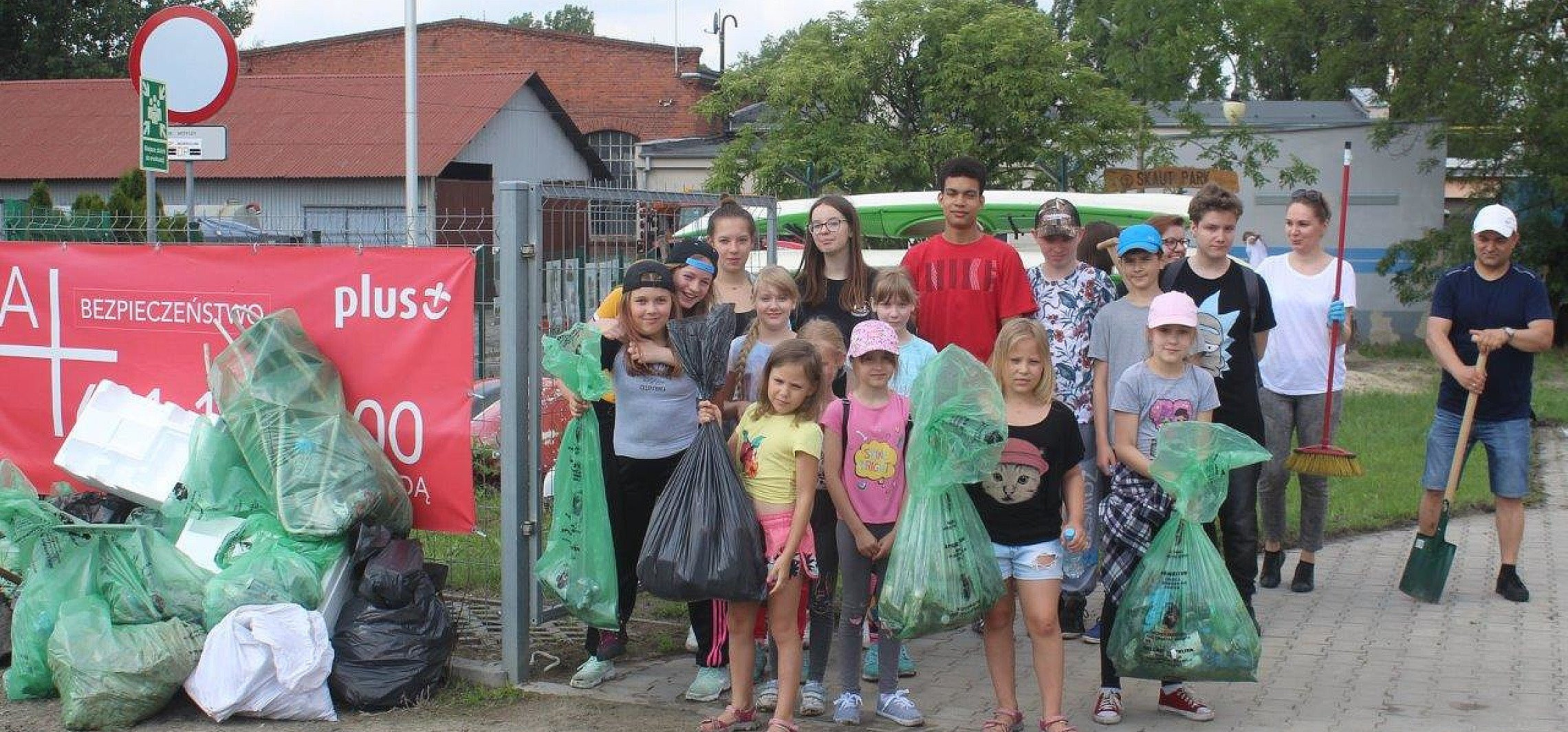 Inowrocław - Sprzątali rzekę Noteć, zebrali 26 worków śmieci