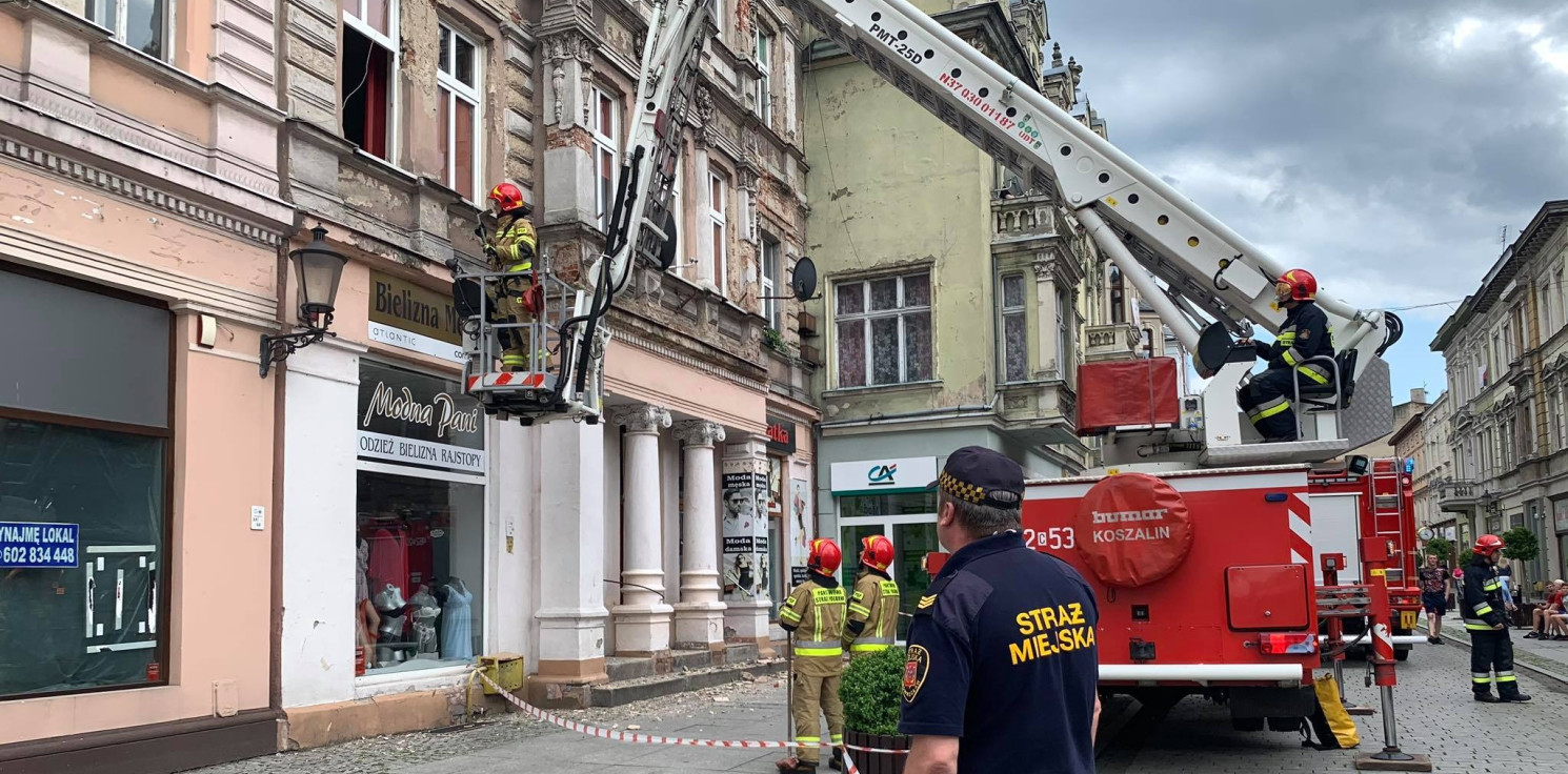 Inowrocław - Królówka: strażacy usuwają odpadający tynk