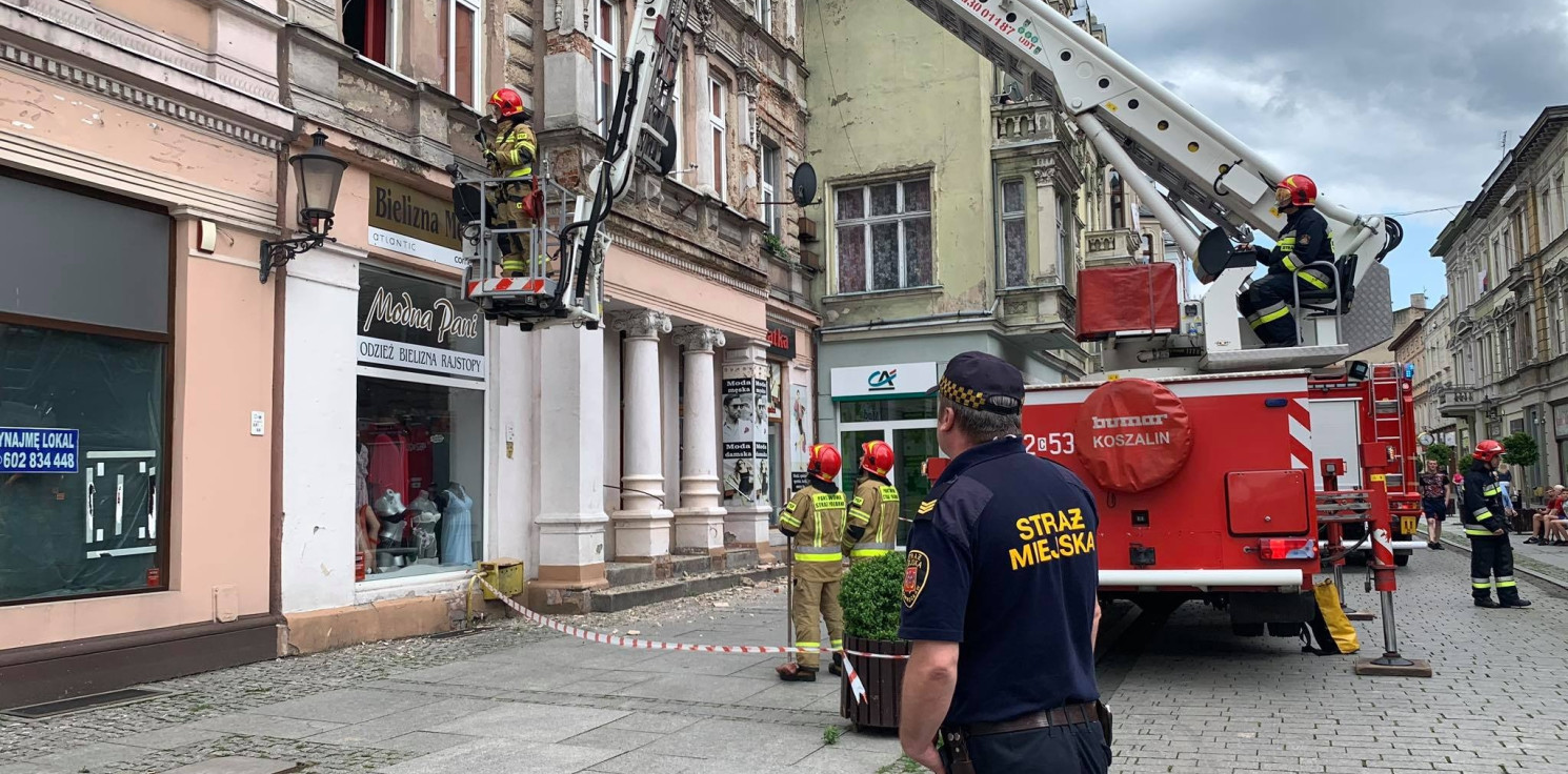 Inowrocław - Królówka: strażacy usuwają odpadający tynk