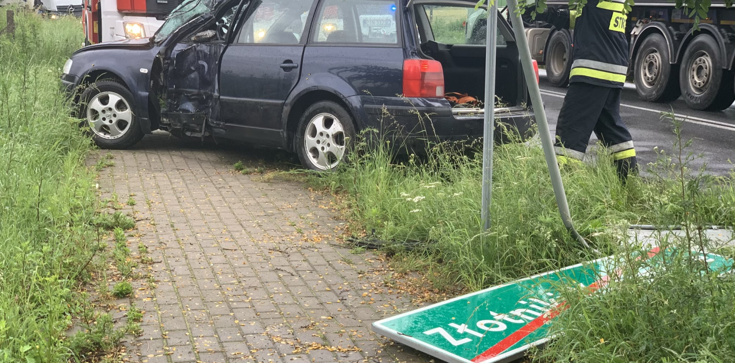 Złotniki Kuj. - W Złotnikach Kuj. passat uderzył w drzewo