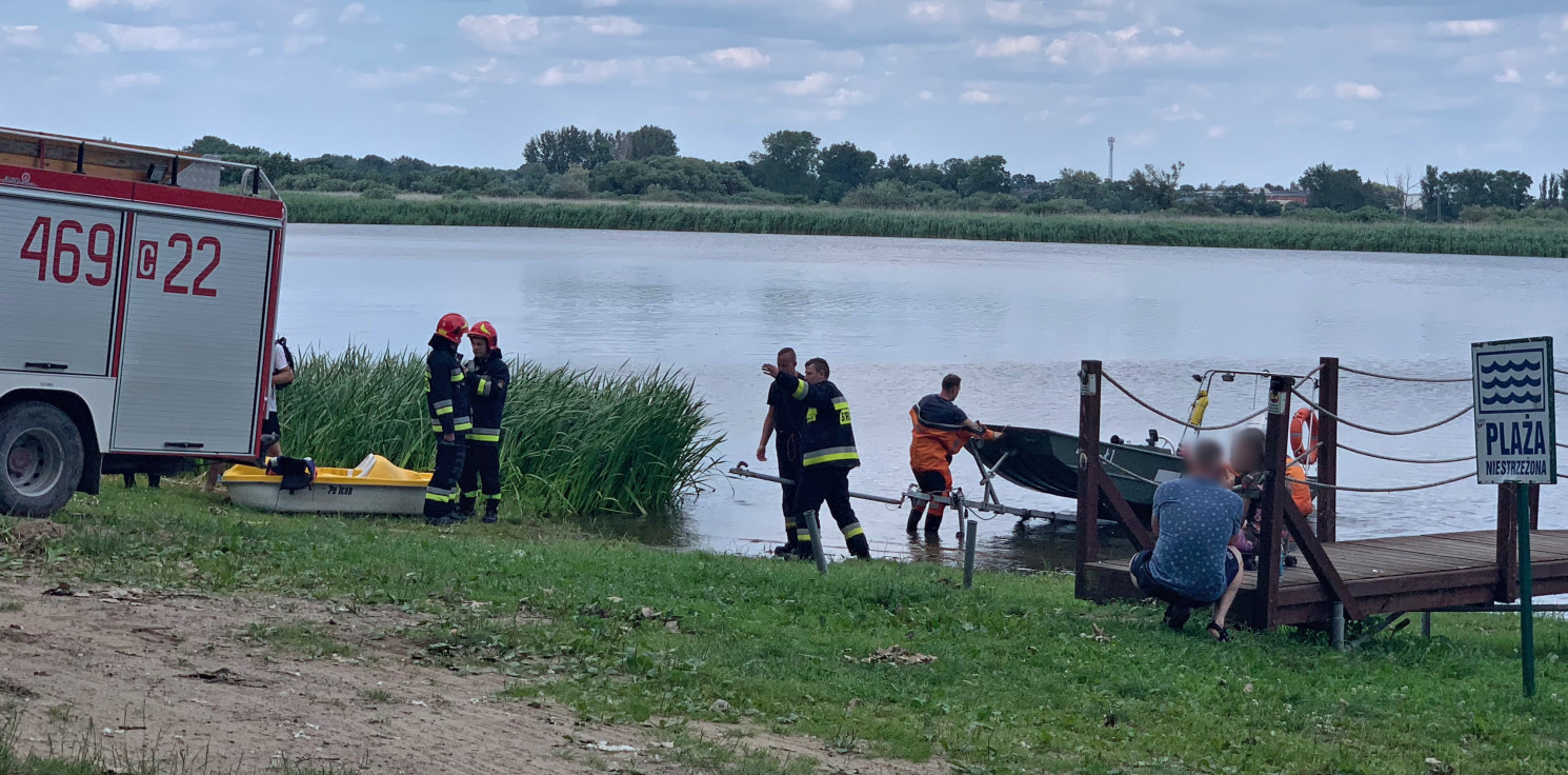 Pakość.online - O krok od tragedii. Przewrócił się rower wodny
