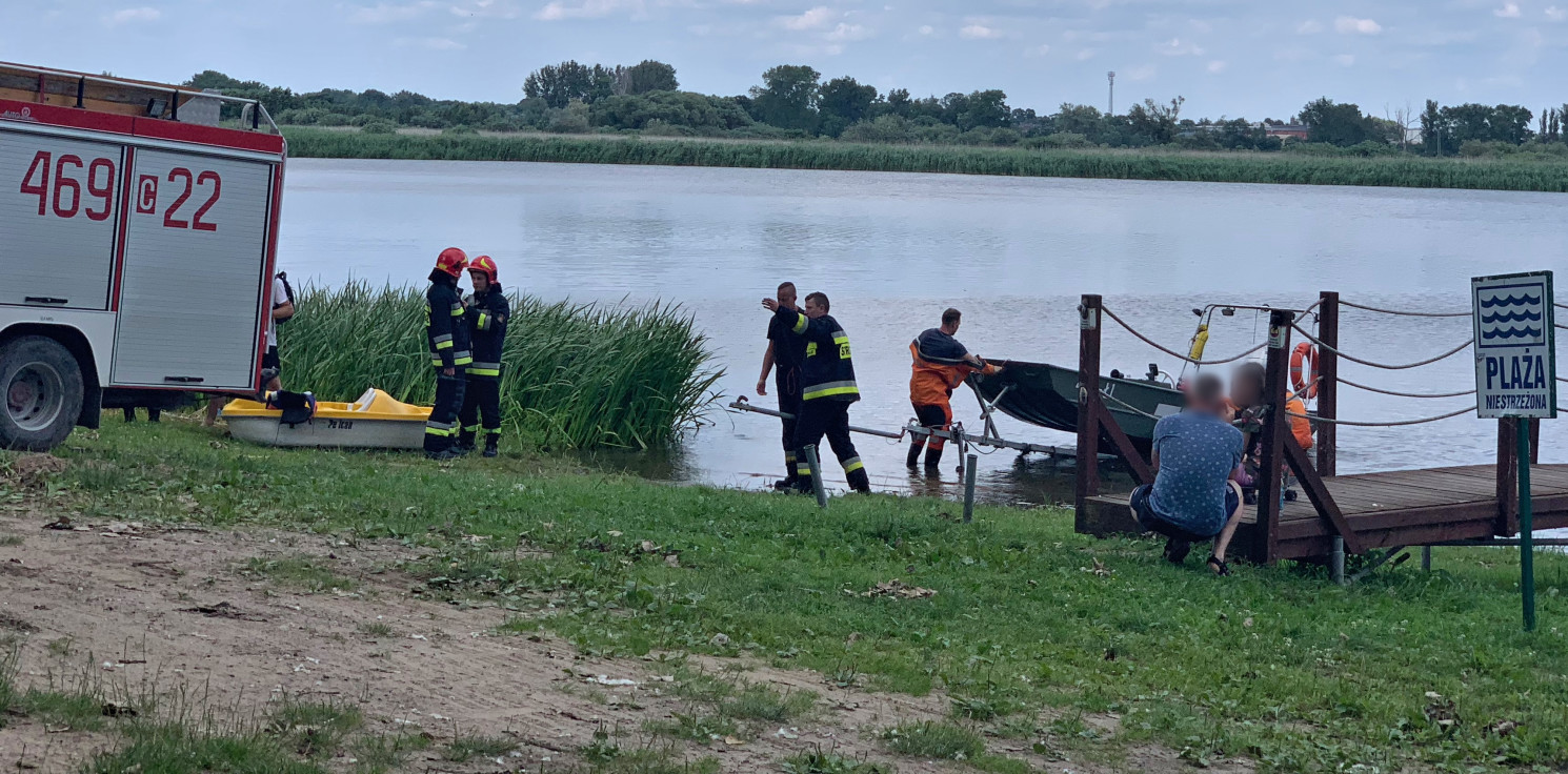 Pakość.online - O krok od tragedii. Przewrócił się rower wodny