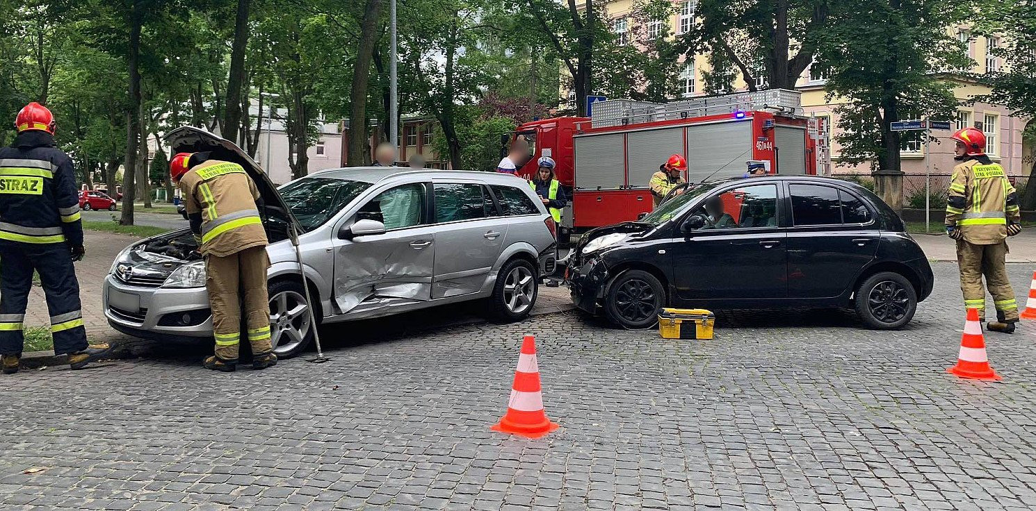 Inowrocław - Zderzenie opla z nissanem