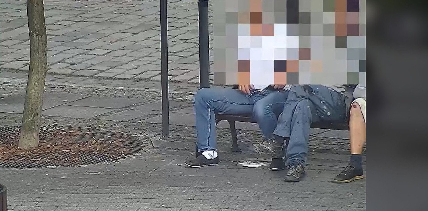 Inowrocław -  W oku kamery: pił i załatwiał się na ławce