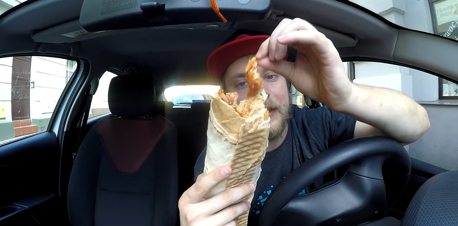 Inowrocław - Youtuber testuje największy kebab w Inowrocławiu