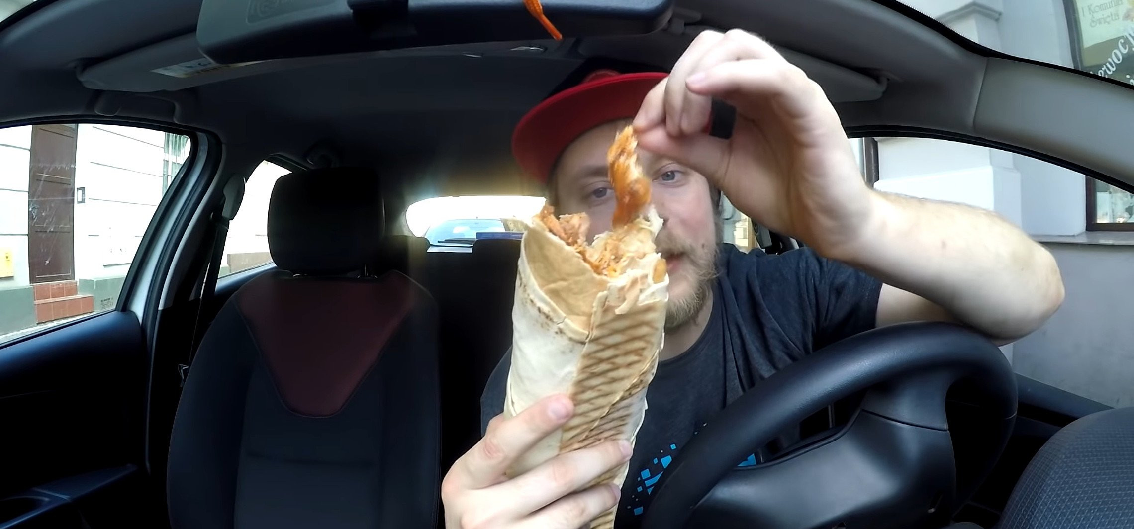 Inowrocław - Youtuber testuje największy kebab w Inowrocławiu
