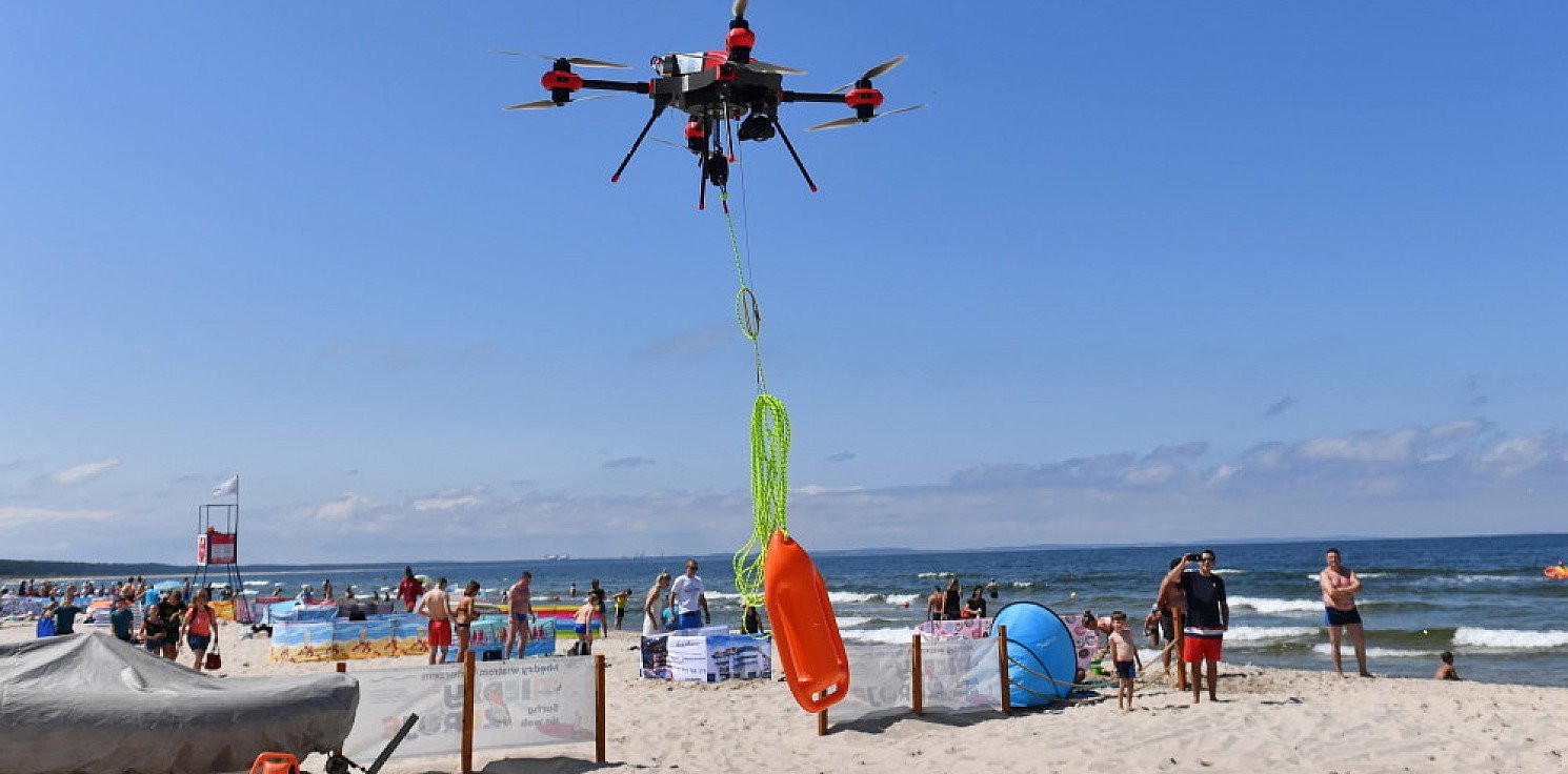 Kraj - Testy drona ratowniczego na plaży w Międzyzdrojach