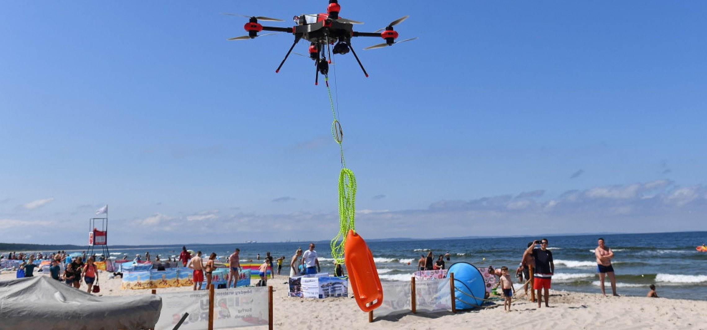 Testy drona ratowniczego na plaży w Międzyzdrojach