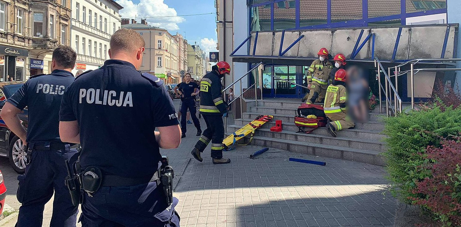 Inowrocław - Szyld spadł na kobietę. Jest apel policji