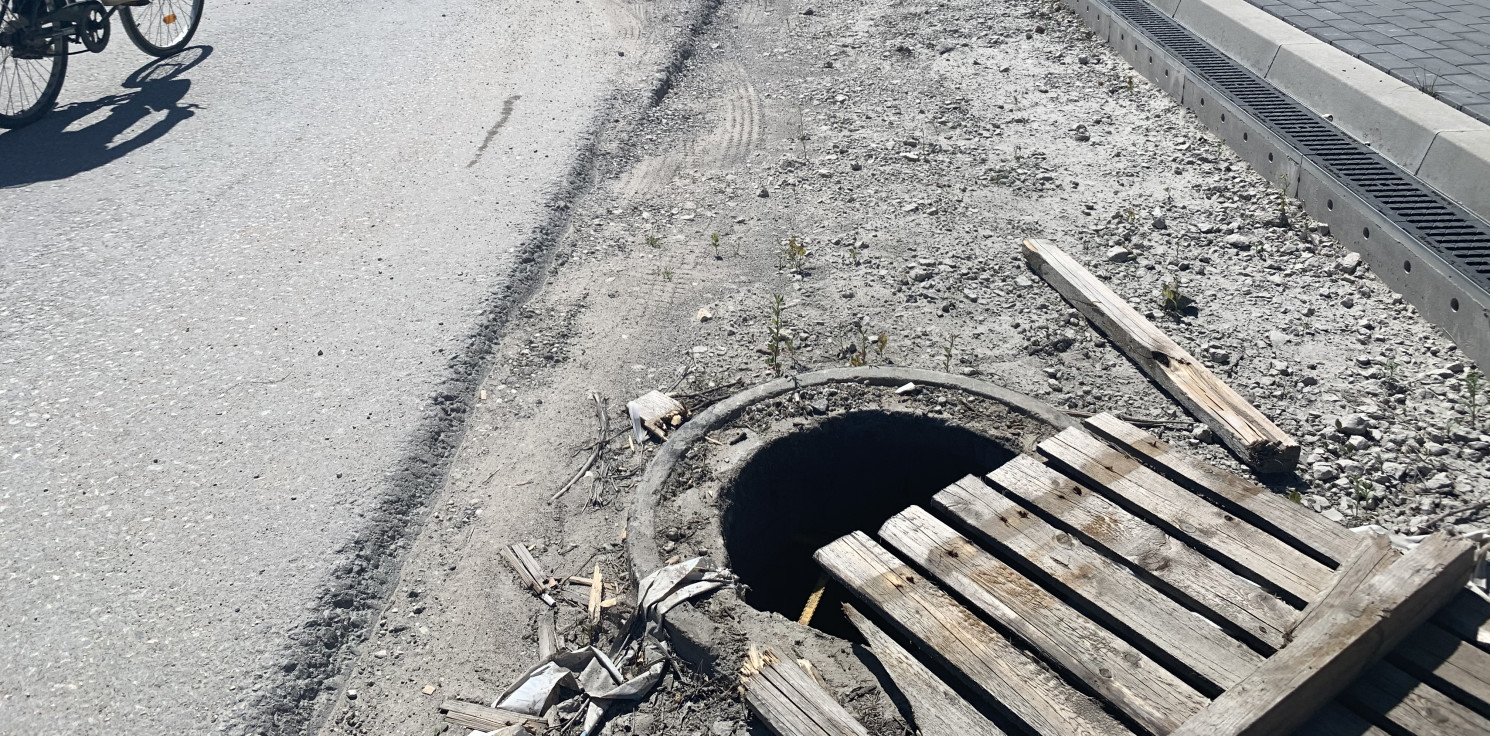 Pakość.online - Uwaga! Niezabezpieczona studzienka przy drodze