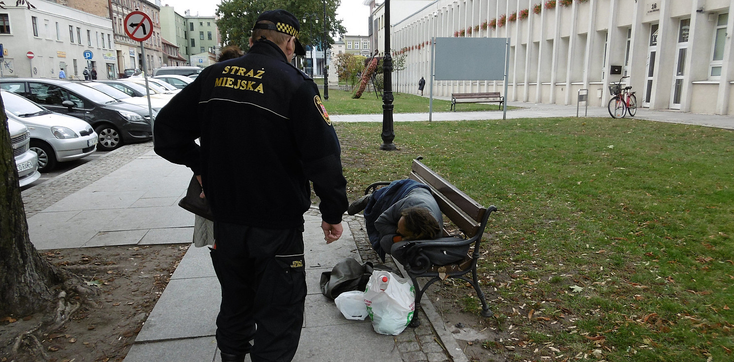 Inowrocław - Strażnicy miejscy pomagają bezdomnym