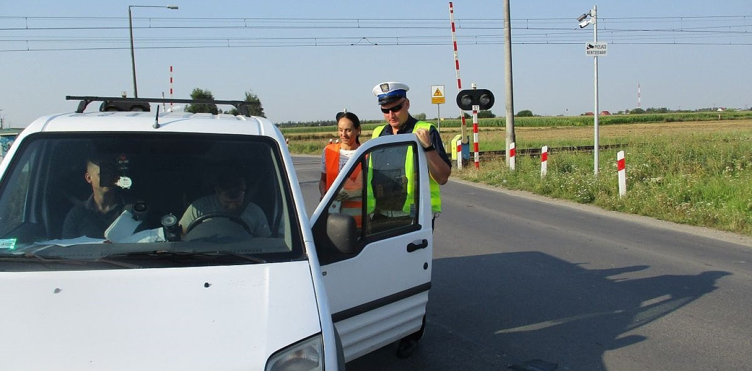 Inowrocław - Akcja policji na przejeździe kolejowym 