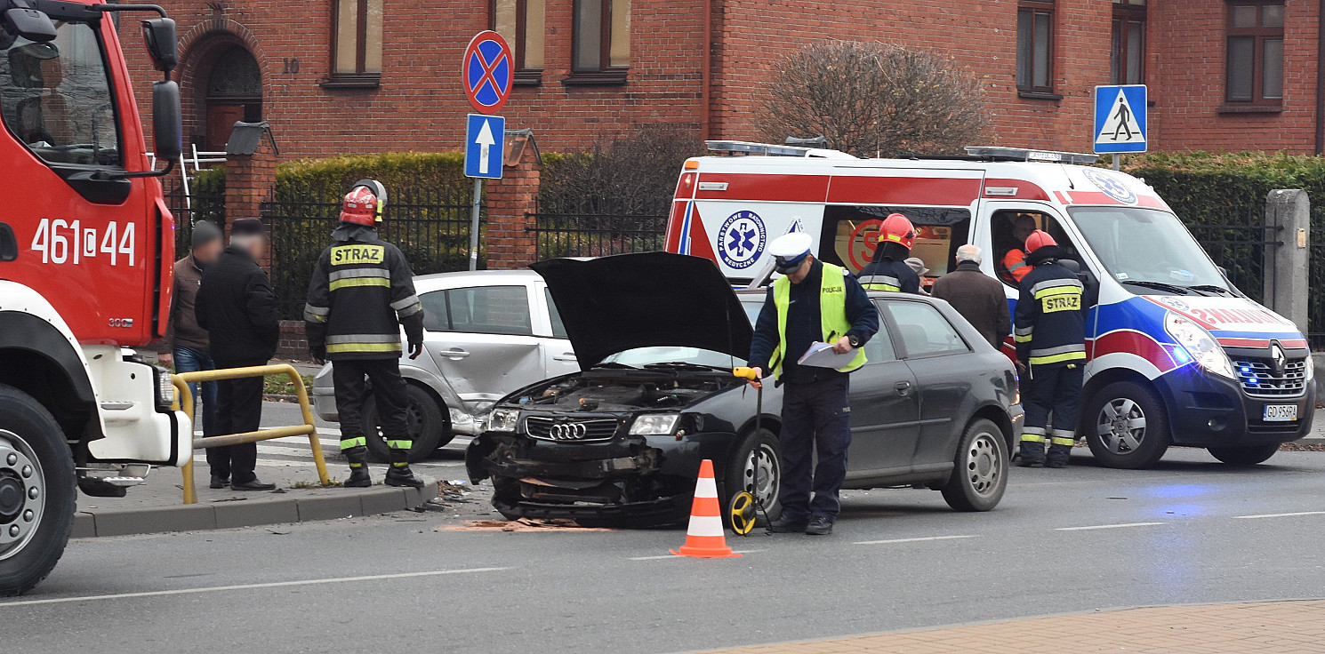 Inowrocław - Duże utrudnienia w centrum po zderzeniu 2 aut