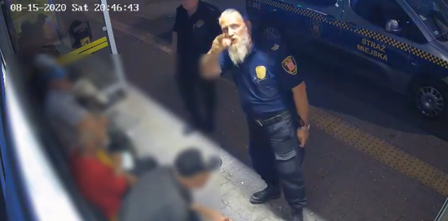 Inowrocław - Przesiadują na przystanku. Posypały się mandaty