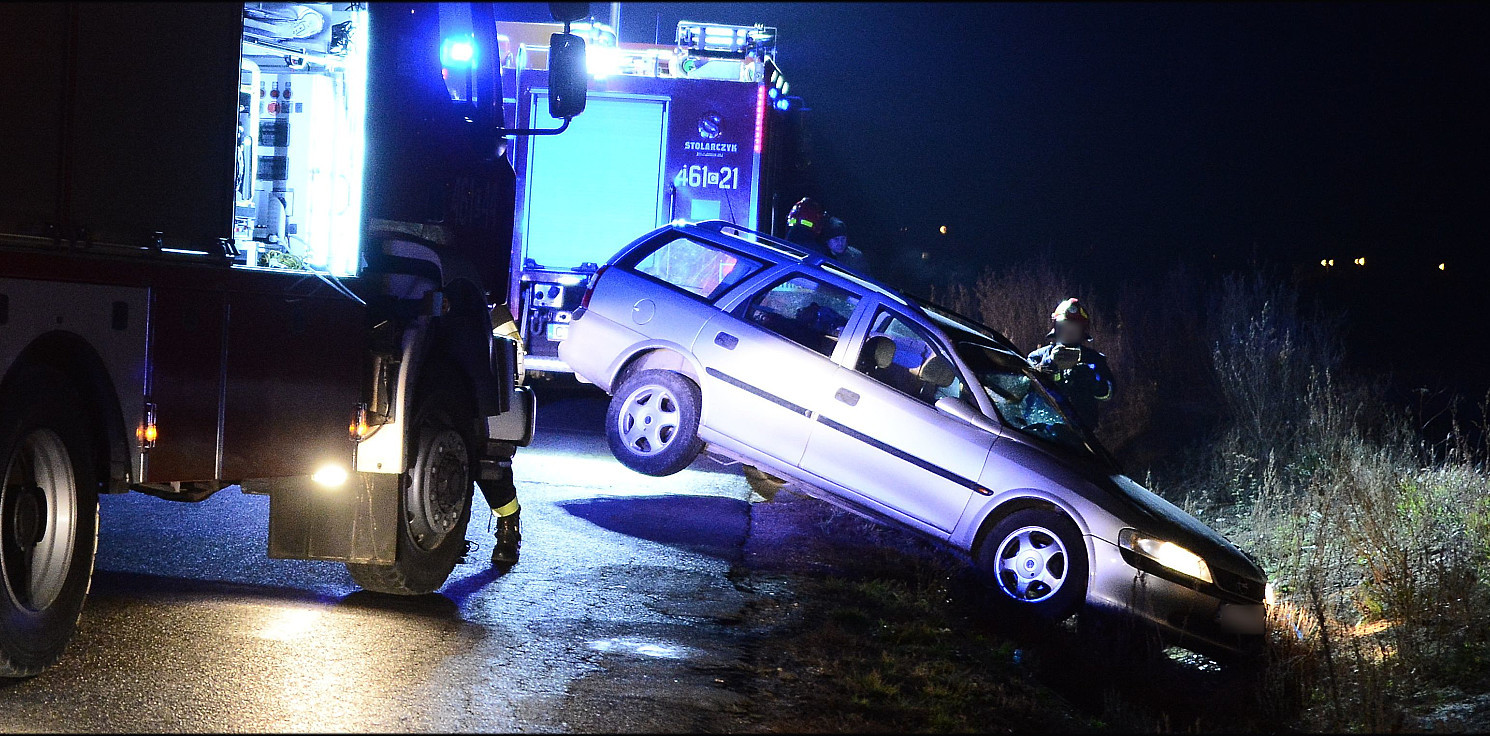 Inowrocław - Koło Sikorowa opel dachował w rowie