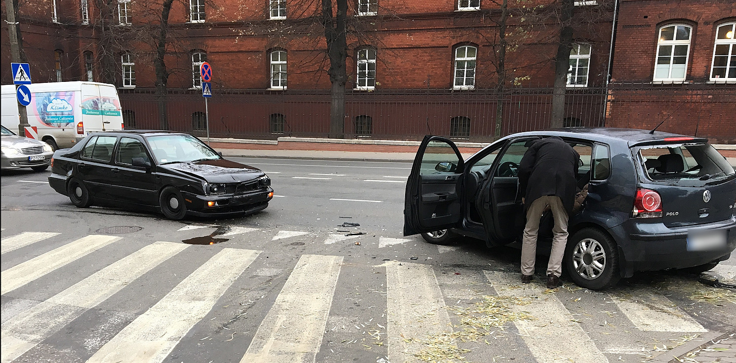 Inowrocław - Zderzenie dwóch vw na Dworcowej