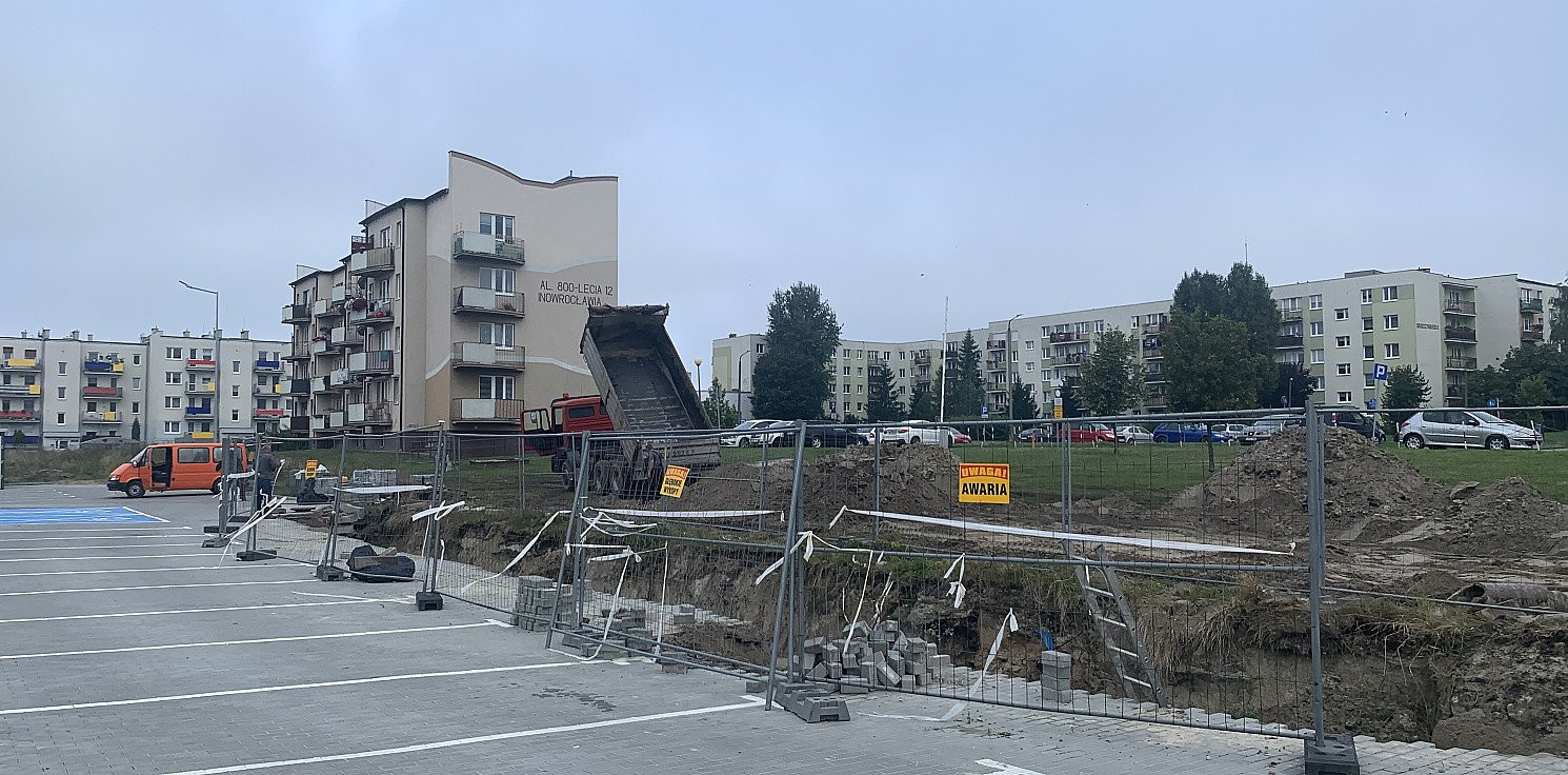 Inowrocław - Ruszyły prace na rozkopanym parkingu na Rąbinie